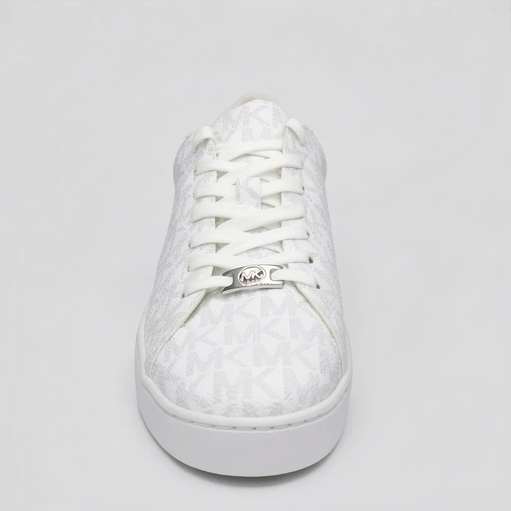 Michael Kors Tenis Moderno Blanco Estampado MK Gris Claro Todo Suela Blanca | Photo Studio AI | 3