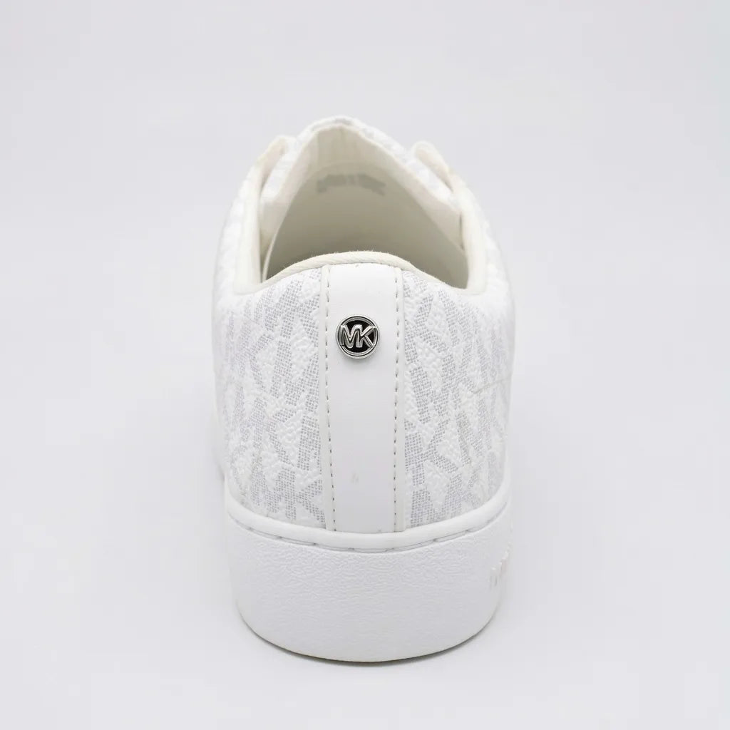 Michael Kors Tenis Moderno Blanco Estampado MK Gris Claro Todo Suela Blanca | Photo Studio AI | 4