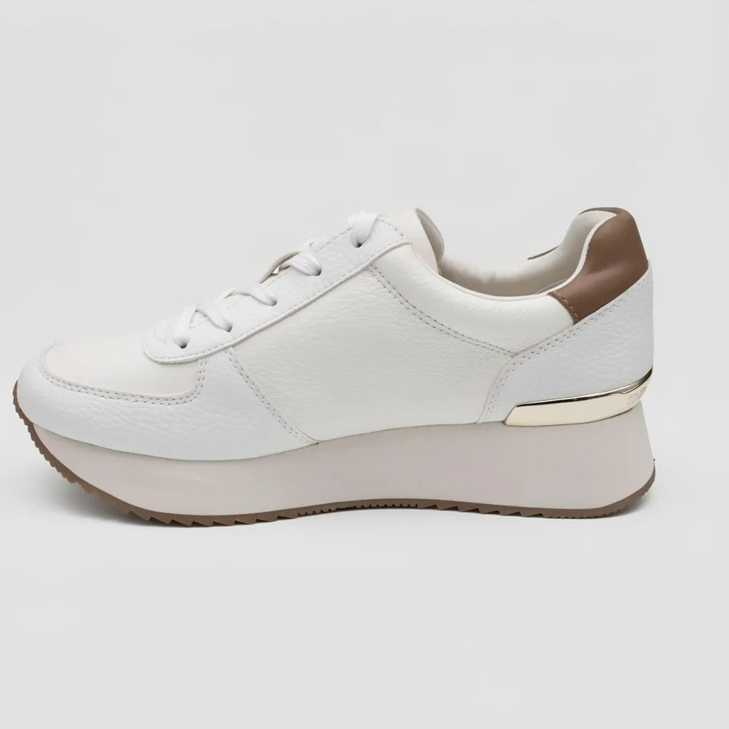 Michael Kors Tenis Plataforma Crema Logo Café Claro Lateral Suela Crema | Photo Studio AI | 2