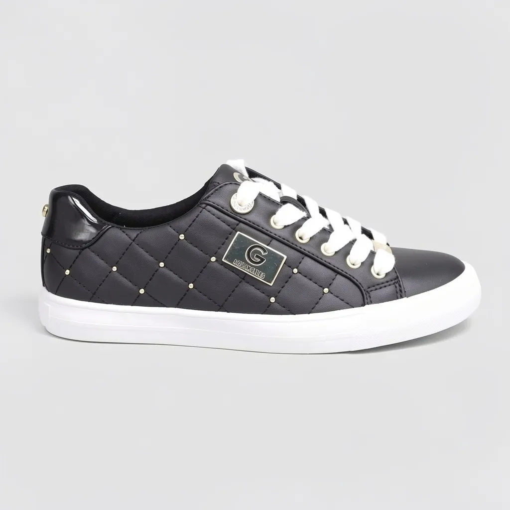 GBG Tenis Moderno Negro Detalles Dorado Lateral, cintas y talón Suela Blanca | Photo Studio AI | 1