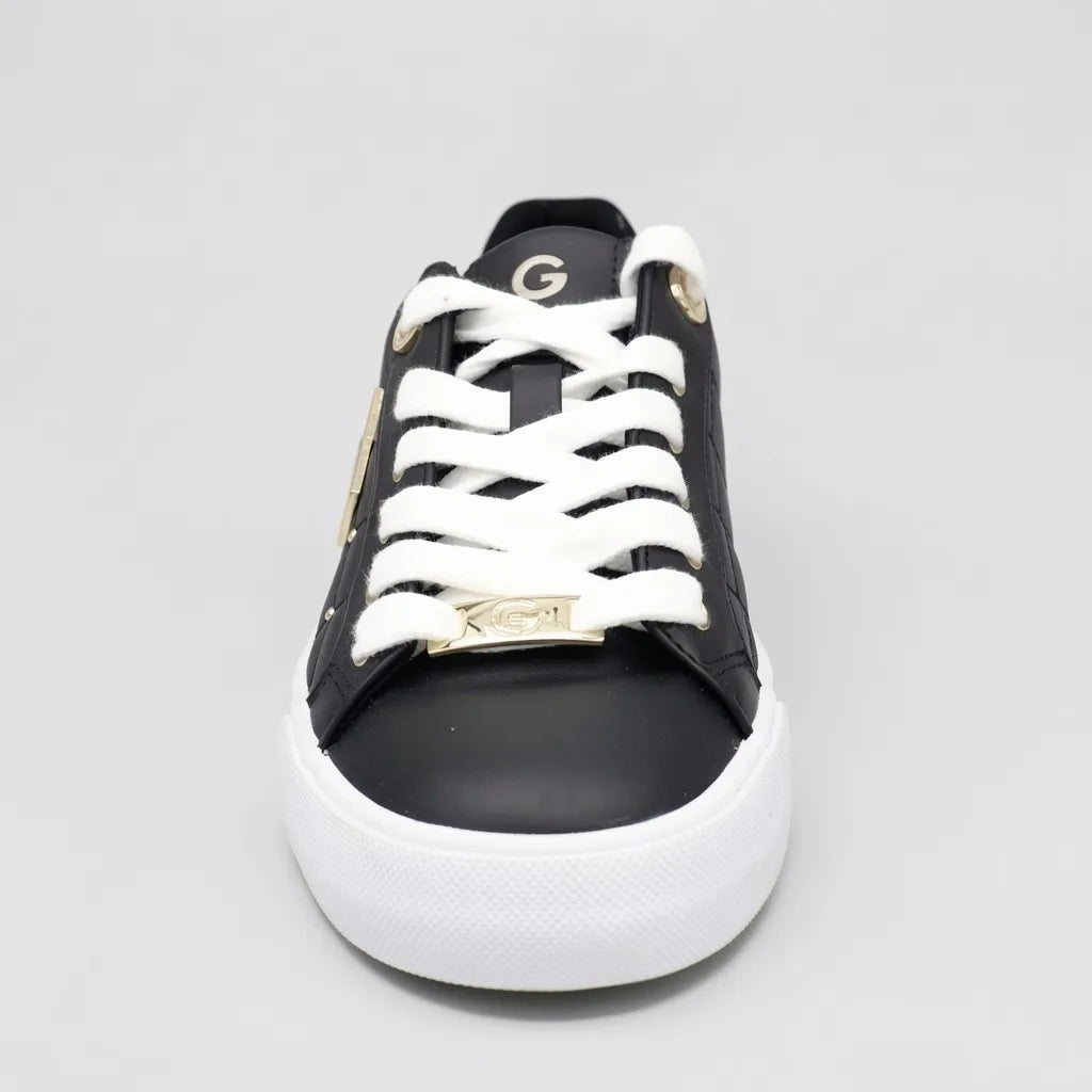 GBG Tenis Moderno Negro Detalles Dorado Lateral, cintas y talón Suela Blanca | Photo Studio AI | 3