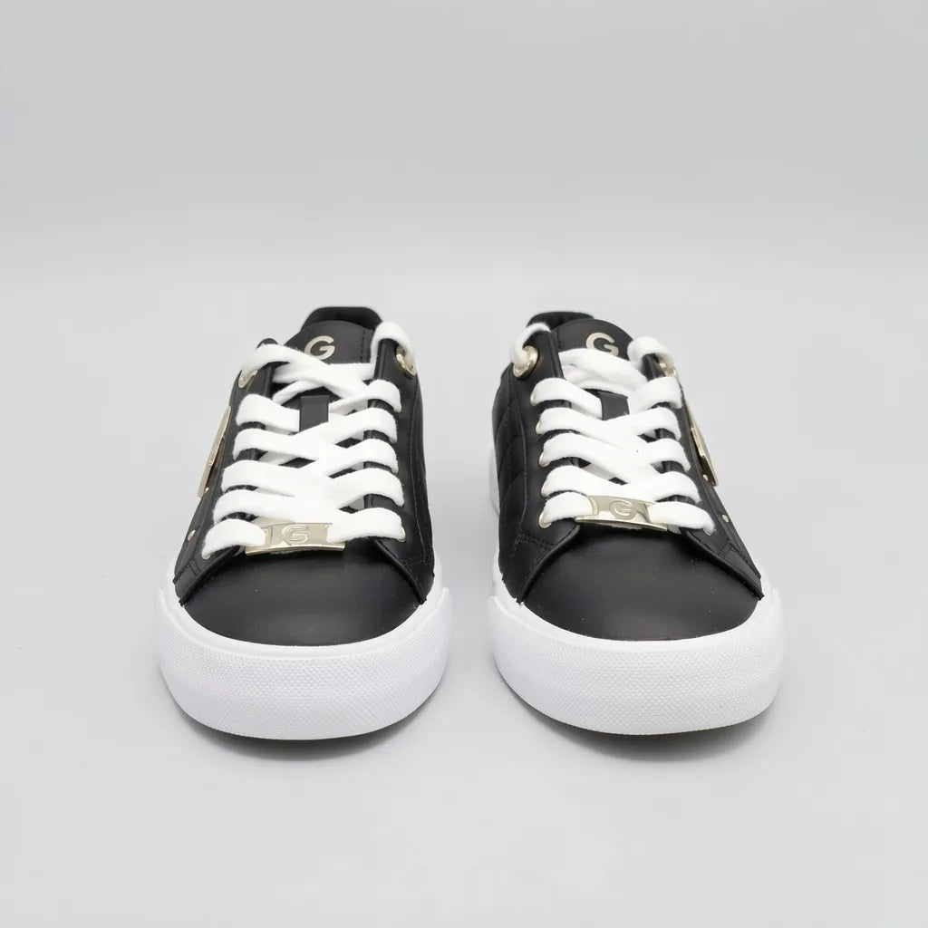 GBG Tenis Moderno Negro Detalles Dorado Lateral, cintas y talón Suela Blanca | Photo Studio AI | 5