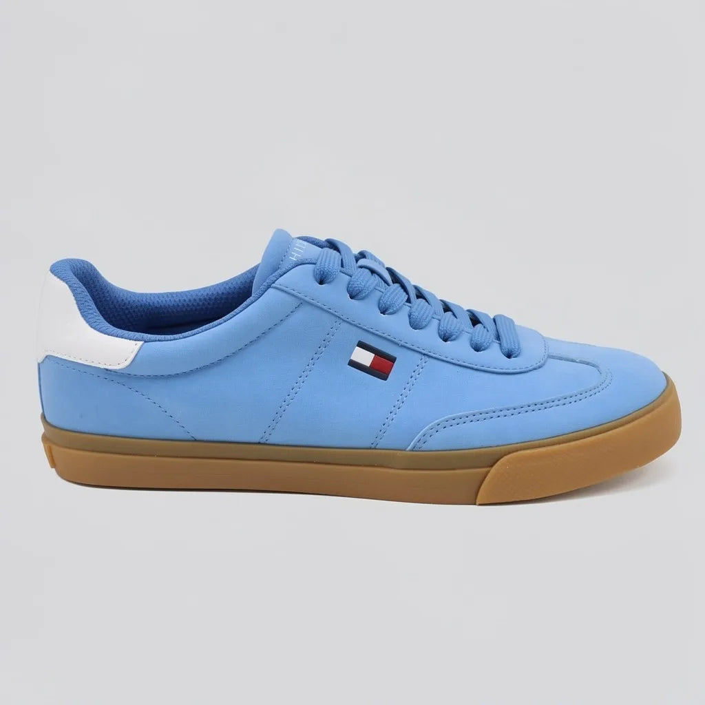 Tommy Tenis Moderno Celeste Banderita Tommy Rojo/ Azul/ Blanco Lateral Suela Café | Photo Studio AI | 1