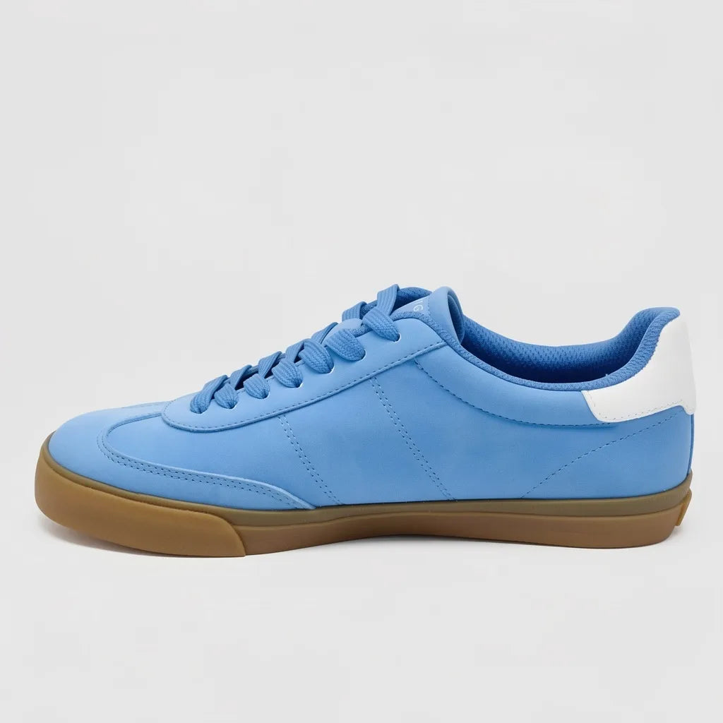 Tommy Tenis Moderno Celeste Banderita Tommy Rojo/ Azul/ Blanco Lateral Suela Café | Photo Studio AI | 2