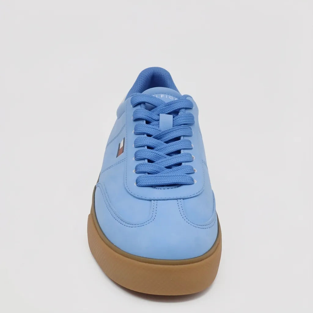 Tommy Tenis Moderno Celeste Banderita Tommy Rojo/ Azul/ Blanco Lateral Suela Café | Photo Studio AI | 3