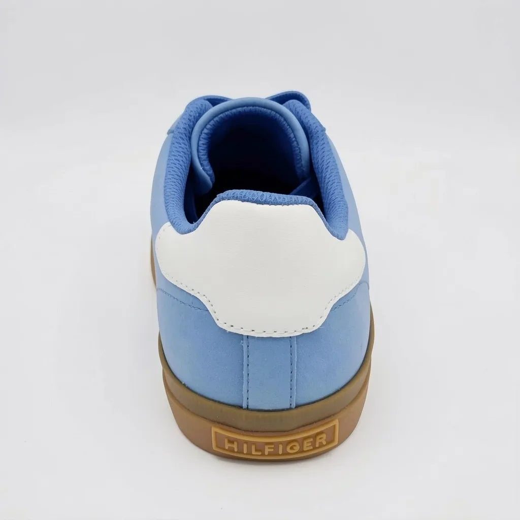 Tommy Tenis Moderno Celeste Banderita Tommy Rojo/ Azul/ Blanco Lateral Suela Café | Photo Studio AI | 4