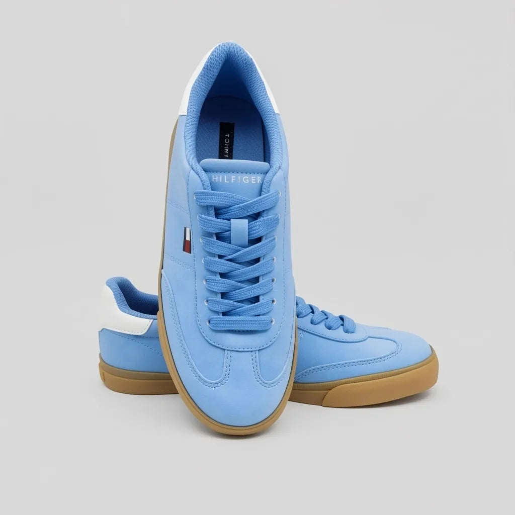 Tommy Tenis Moderno Celeste Banderita Tommy Rojo/ Azul/ Blanco Lateral Suela Café | Photo Studio AI | 5