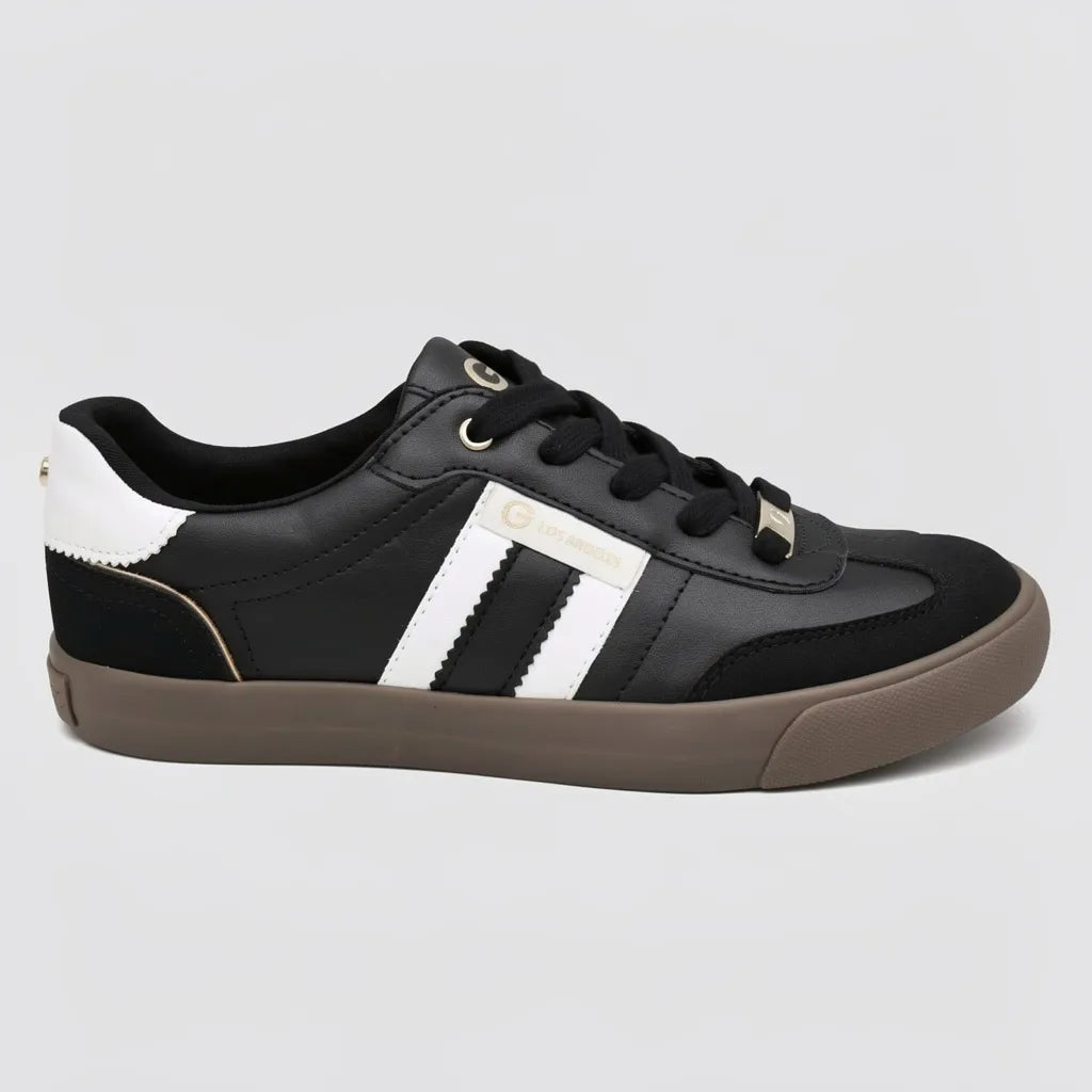 GBG Tenis Moderno Negro Franjas / Lineas Blanco Lateral y Talón Suela Café | Photo Studio AI | 1