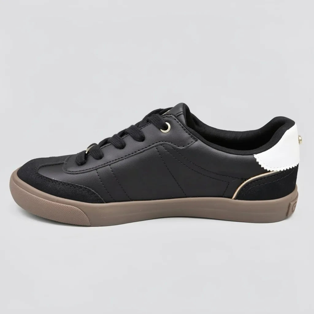 GBG Tenis Moderno Negro Franjas / Lineas Blanco Lateral y Talón Suela Café | Photo Studio AI | 2