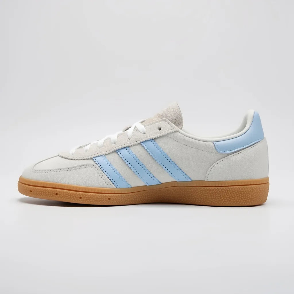Adidas Tenis Urbano Gris Franjas / Lineas Celeste Lateral y Talón Suela Café | Photo Studio AI | 2