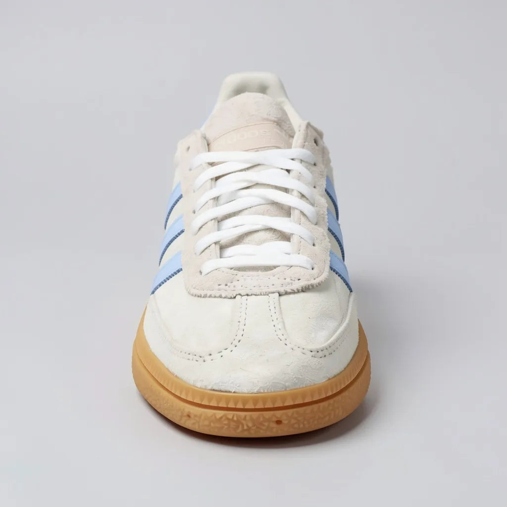 Adidas Tenis Urbano Gris Franjas / Lineas Celeste Lateral y Talón Suela Café | Photo Studio AI | 3