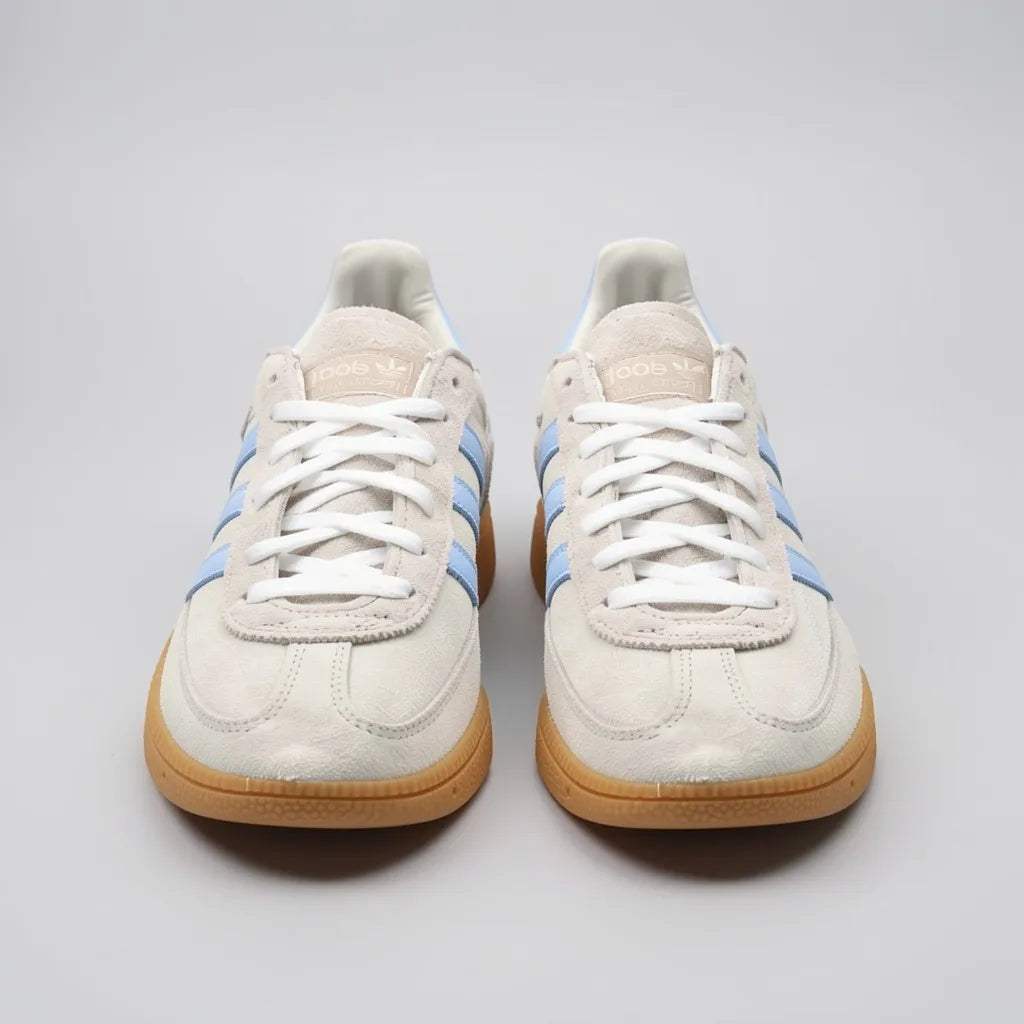 Adidas Tenis Urbano Gris Franjas / Lineas Celeste Lateral y Talón Suela Café | Photo Studio AI | 5