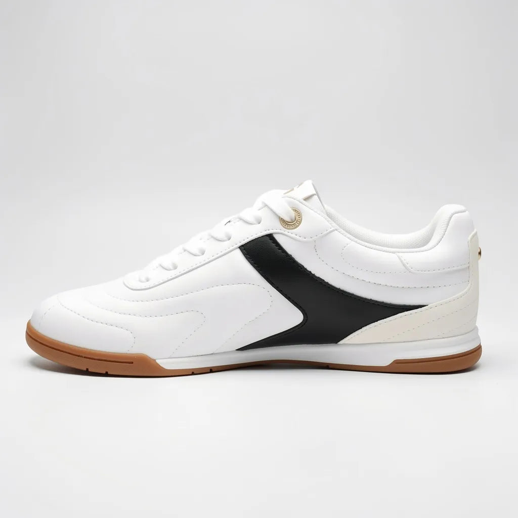 GBG Tenis Urbano Blanco Franjas / Lineas Negro Lateral Suela Blanca/ café | Photo Studio AI | 2