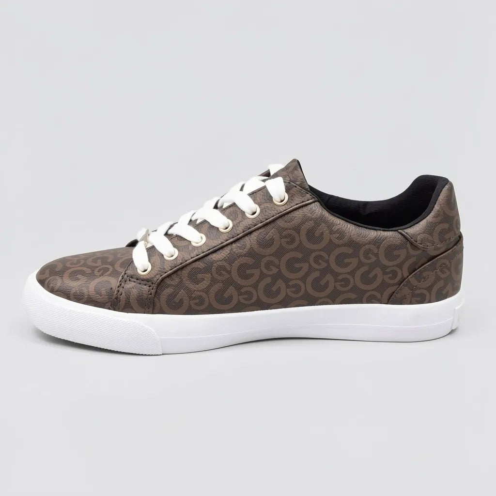 GBG Tenis Moderno Café Oscuro Estampado G Café Claro Todo Suela Blanca | Photo Studio AI | 2