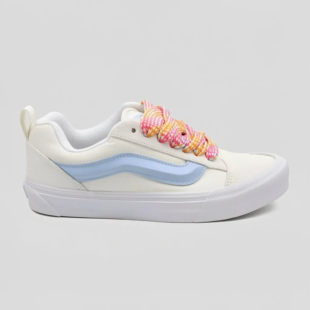 Vans Tenis Urbano Blanco hueso Detalles Celeste Lengüeta y Lateral Suela Blanca | Photo Studio AI | 1