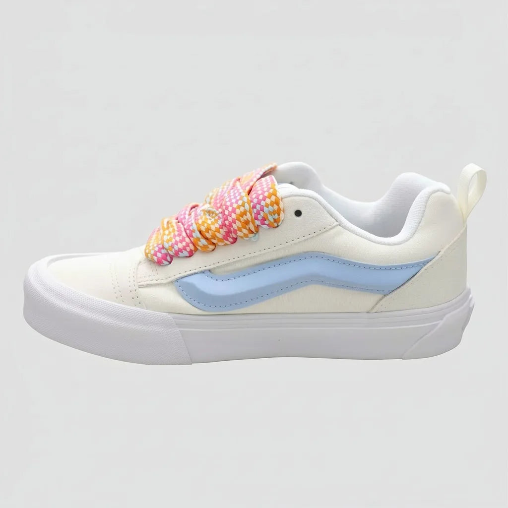 Vans Tenis Urbano Blanco hueso Detalles Celeste Lengüeta y Lateral Suela Blanca | Photo Studio AI | 2