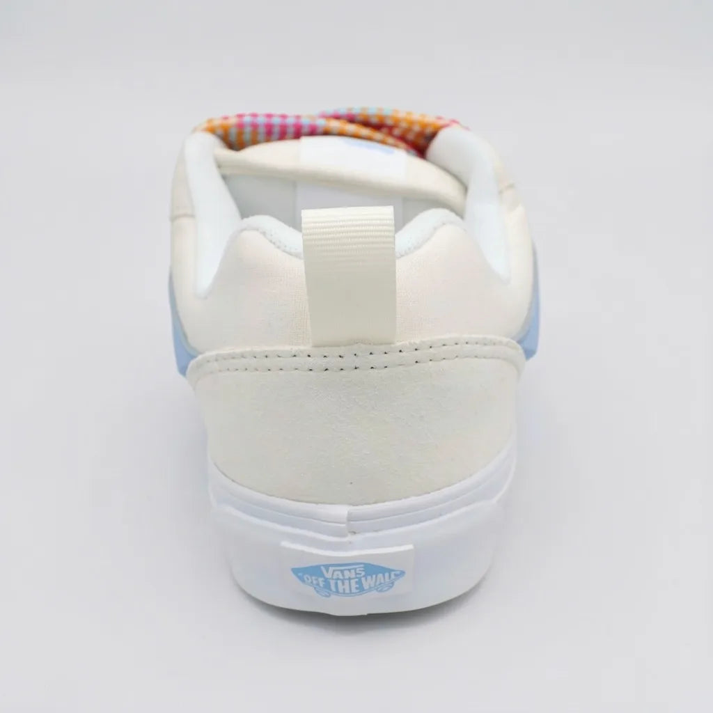 Vans Tenis Urbano Blanco hueso Detalles Celeste Lengüeta y Lateral Suela Blanca | Photo Studio AI | 4