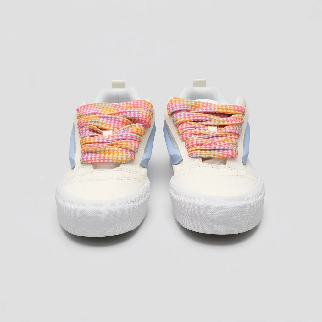 Vans Tenis Urbano Blanco hueso Detalles Celeste Lengüeta y Lateral Suela Blanca | Photo Studio AI | 5