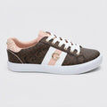 GBG Tenis Moderno Café Oscuro Estampado G Rosado Lateral, Lengüeta y talón Suela Blanca | Photo Studio AI | 1