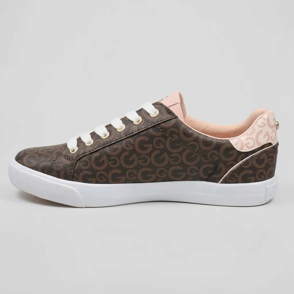 GBG Tenis Moderno Café Oscuro Estampado G Rosado Lateral, Lengüeta y talón Suela Blanca | Photo Studio AI | 2