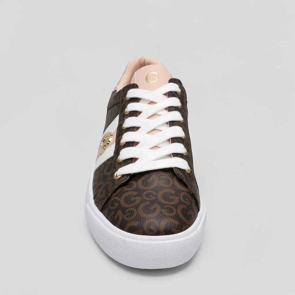 GBG Tenis Moderno Café Oscuro Estampado G Rosado Lateral, Lengüeta y talón Suela Blanca | Photo Studio AI | 3