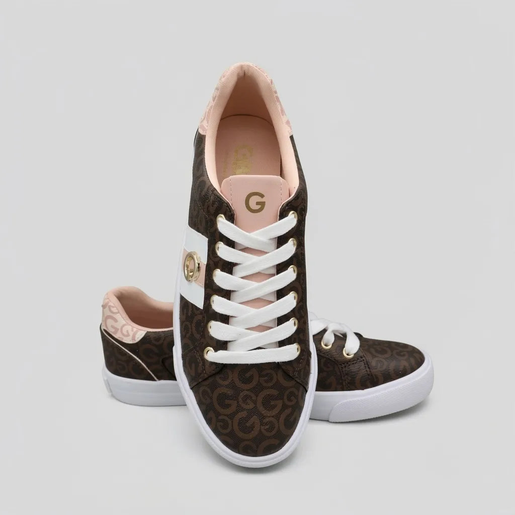 GBG Tenis Moderno Café Oscuro Estampado G Rosado Lateral, Lengüeta y talón Suela Blanca | Photo Studio AI | 5
