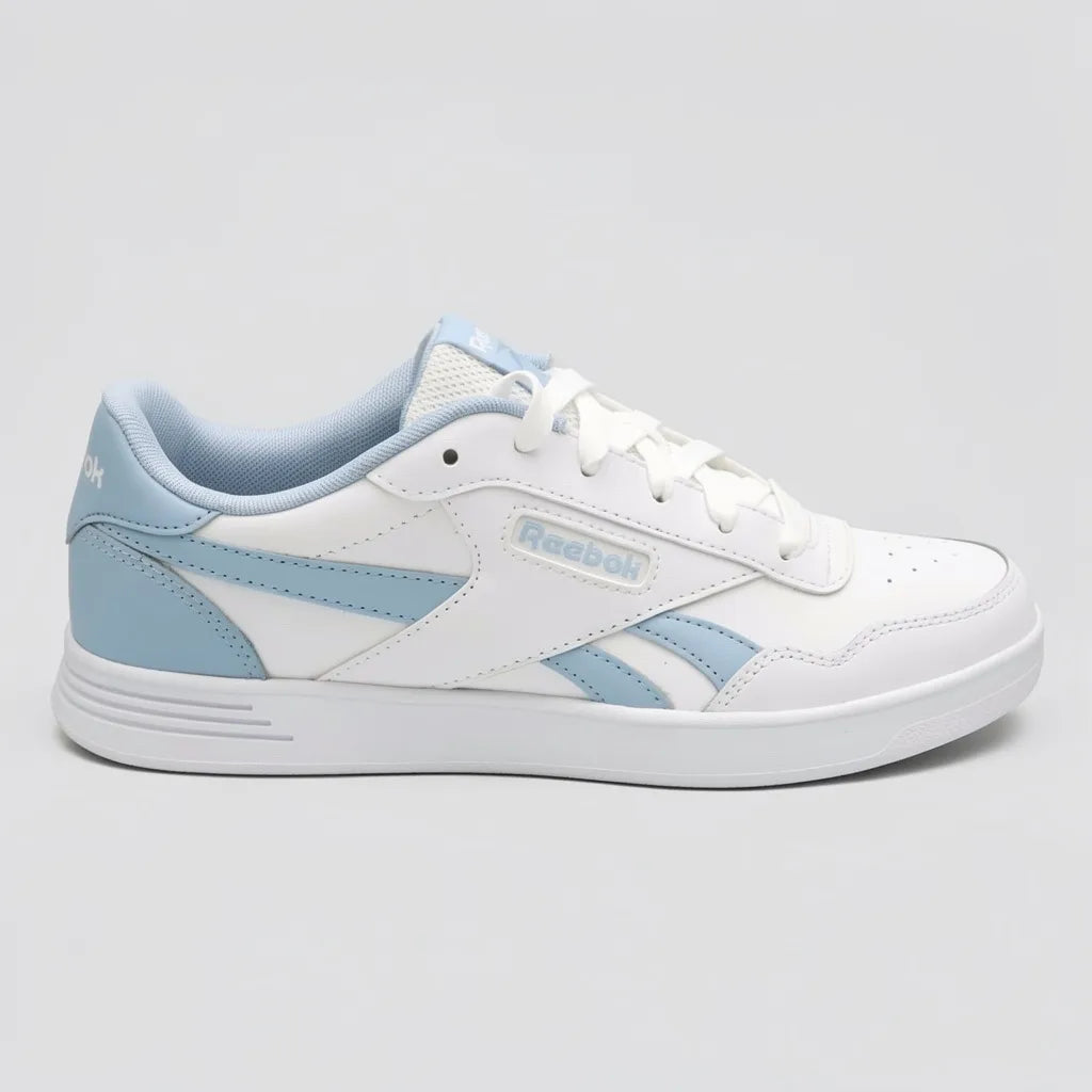 Reebok Tenis Urbano Blanco Detalles Celeste Lateral, Lengüeta y talón Suela Blanca | Photo Studio AI | 1
