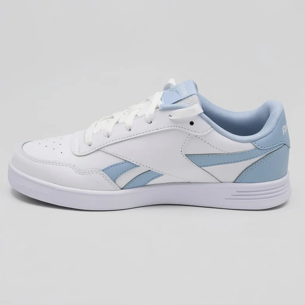 Reebok Tenis Urbano Blanco Detalles Celeste Lateral, Lengüeta y talón Suela Blanca | Photo Studio AI | 2