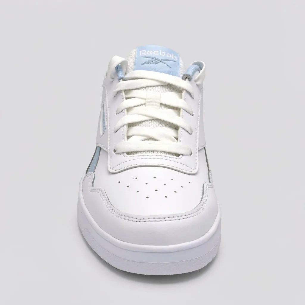 Reebok Tenis Urbano Blanco Detalles Celeste Lateral, Lengüeta y talón Suela Blanca | Photo Studio AI | 3