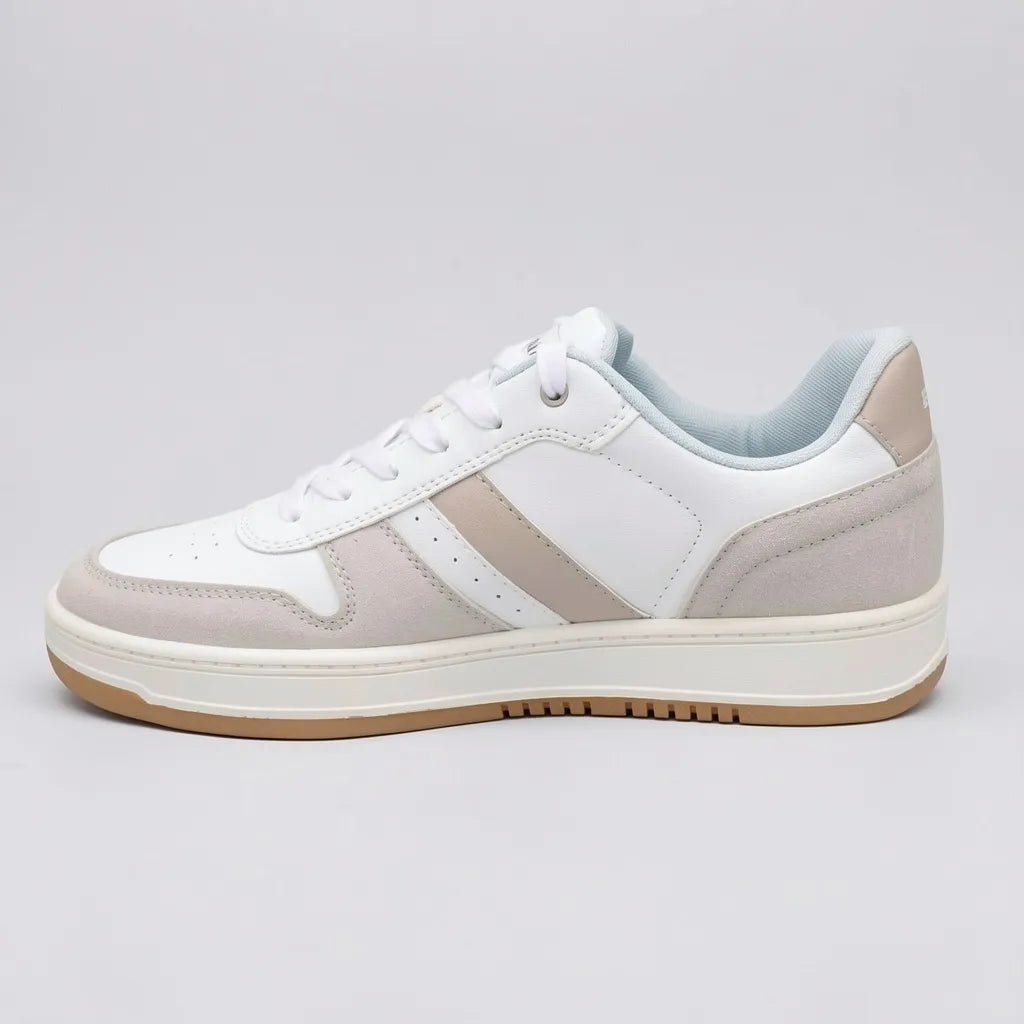 Levis Tenis Urbano Blanco Detalles Beige Lateral y Talón Suela Blanco Hueso/ Café | Photo Studio AI | 2
