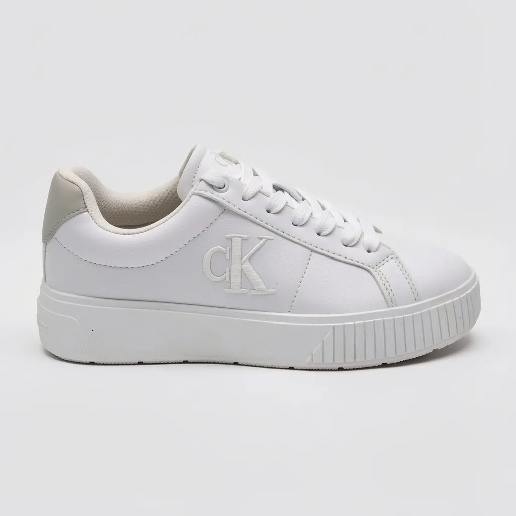 Calvin Klein Tenis Plataforma Blanco Detalles Gris Claro Lengüeta y Talón Suela Blanca | Photo Studio AI | 1