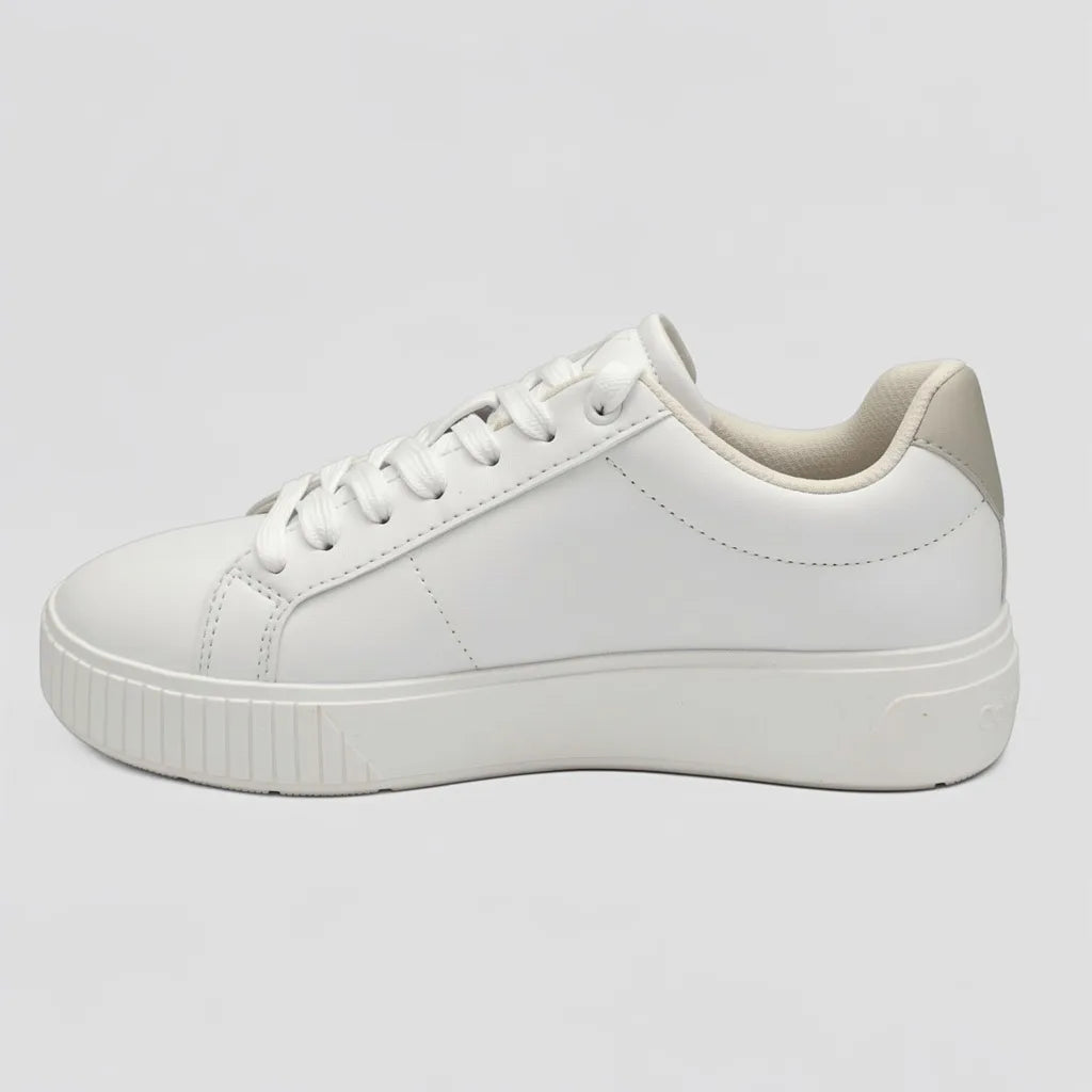 Calvin Klein Tenis Plataforma Blanco Detalles Gris Claro Lengüeta y Talón Suela Blanca | Photo Studio AI | 2
