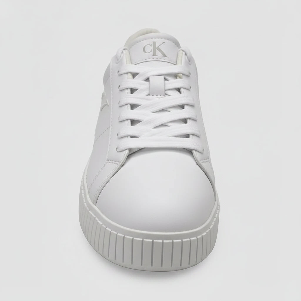 Calvin Klein Tenis Plataforma Blanco Detalles Gris Claro Lengüeta y Talón Suela Blanca | Photo Studio AI | 3