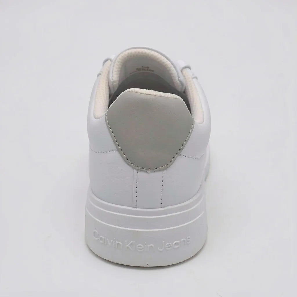 Calvin Klein Tenis Plataforma Blanco Detalles Gris Claro Lengüeta y Talón Suela Blanca | Photo Studio AI | 4