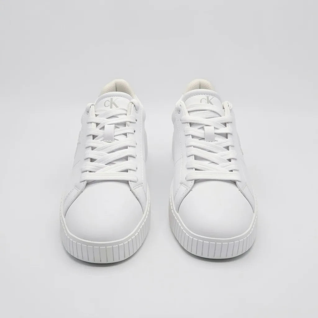 Calvin Klein Tenis Plataforma Blanco Detalles Gris Claro Lengüeta y Talón Suela Blanca | Photo Studio AI | 5