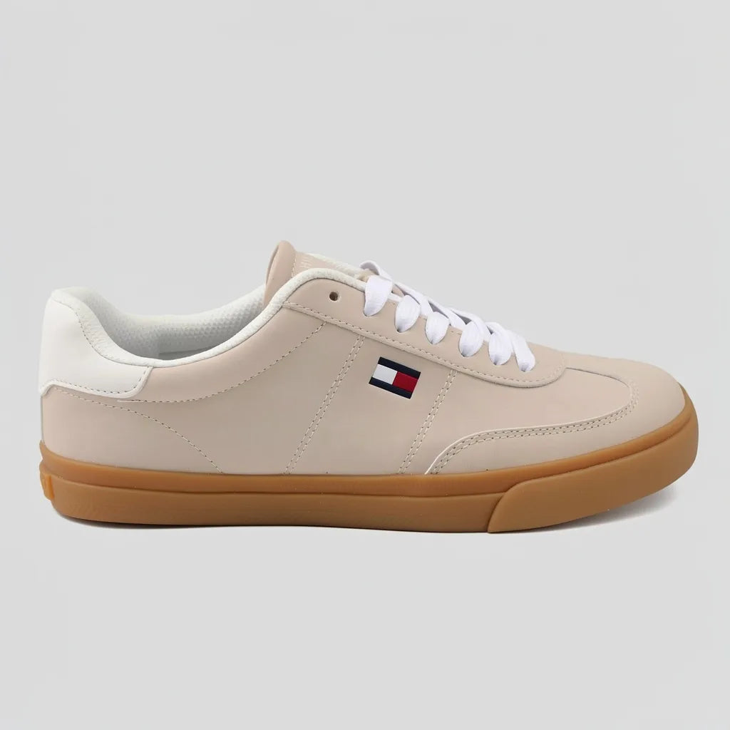 Tommy Tenis Casual Beige Banderita Tommy Rojo/ Azul/ Blanco Lateral Suela Café | Photo Studio AI | 1