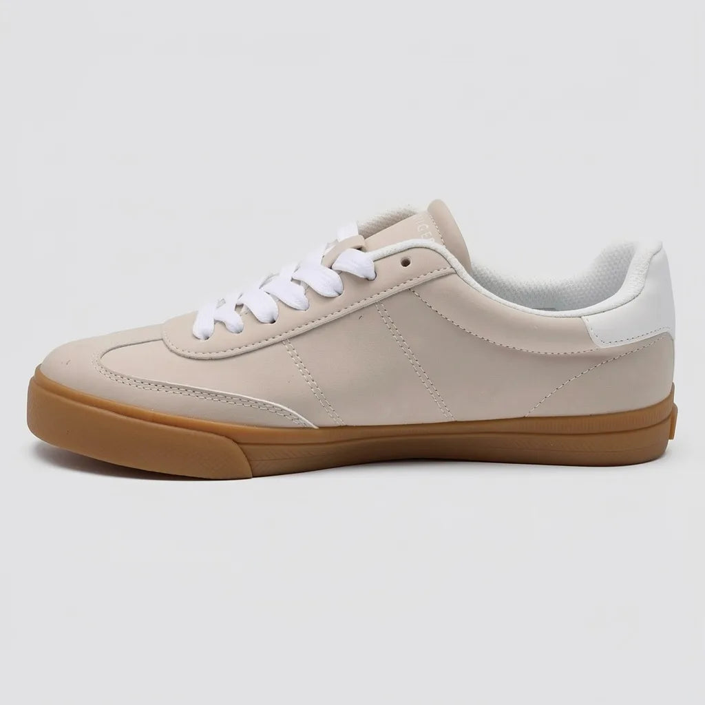 Tommy Tenis Casual Beige Banderita Tommy Rojo/ Azul/ Blanco Lateral Suela Café | Photo Studio AI | 2