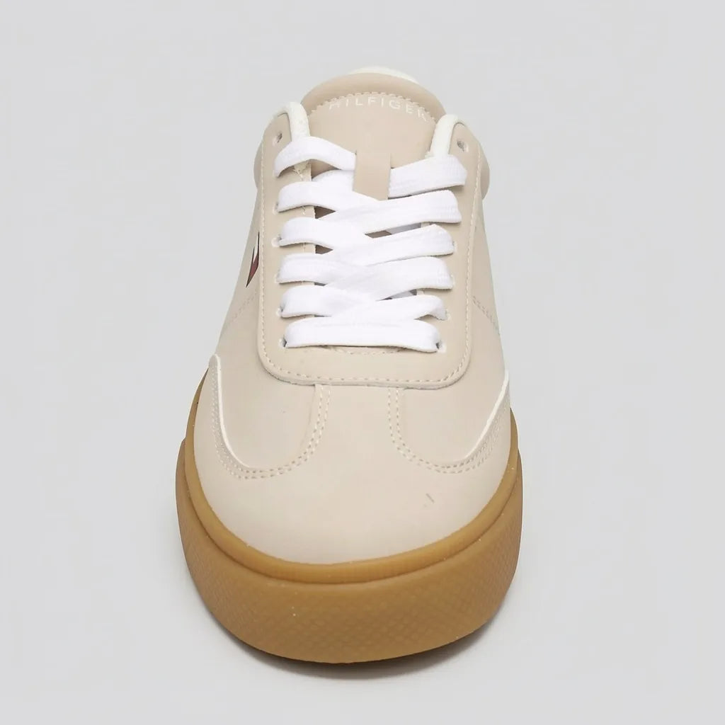 Tommy Tenis Casual Beige Banderita Tommy Rojo/ Azul/ Blanco Lateral Suela Café | Photo Studio AI | 3