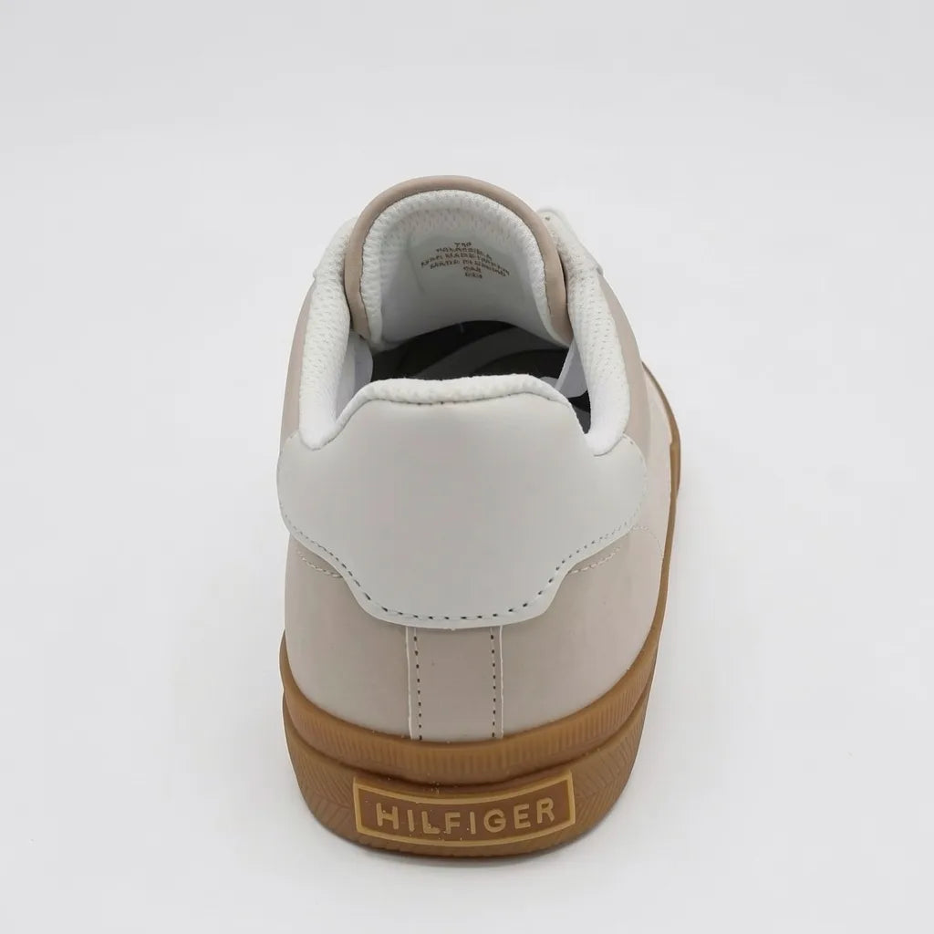 Tommy Tenis Casual Beige Banderita Tommy Rojo/ Azul/ Blanco Lateral Suela Café | Photo Studio AI | 4