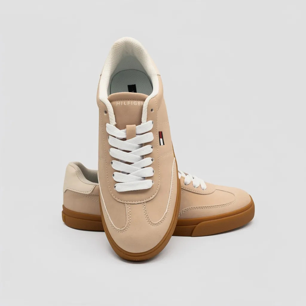 Tommy Tenis Casual Beige Banderita Tommy Rojo/ Azul/ Blanco Lateral Suela Café | Photo Studio AI | 5