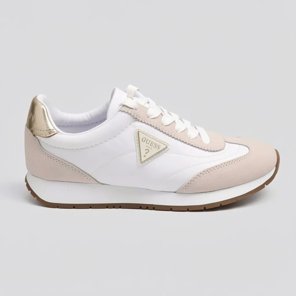 Guess Tenis Moderno Blanco Detalles Beige Talón y Punta Suela Blanca/ café | Photo Studio AI | 1
