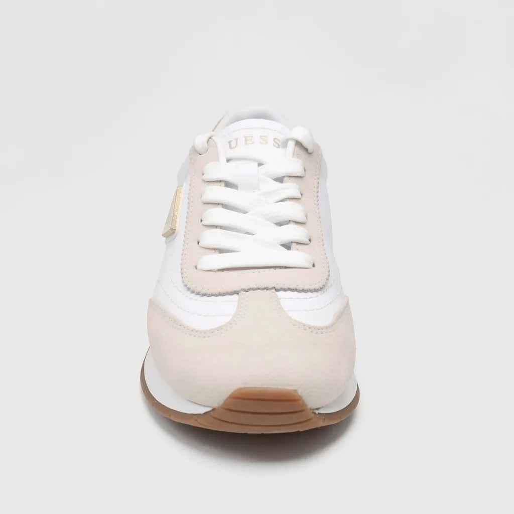 Guess Tenis Moderno Blanco Detalles Beige Talón y Punta Suela Blanca/ café | Photo Studio AI | 3