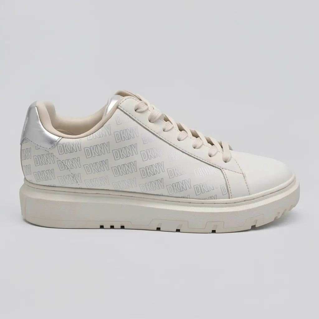 DKNY Tenis Moderno Blanco hueso Detalles Plateado Lateral, Lengüeta y talón Suela Blanco Hueso | Photo Studio AI | 1