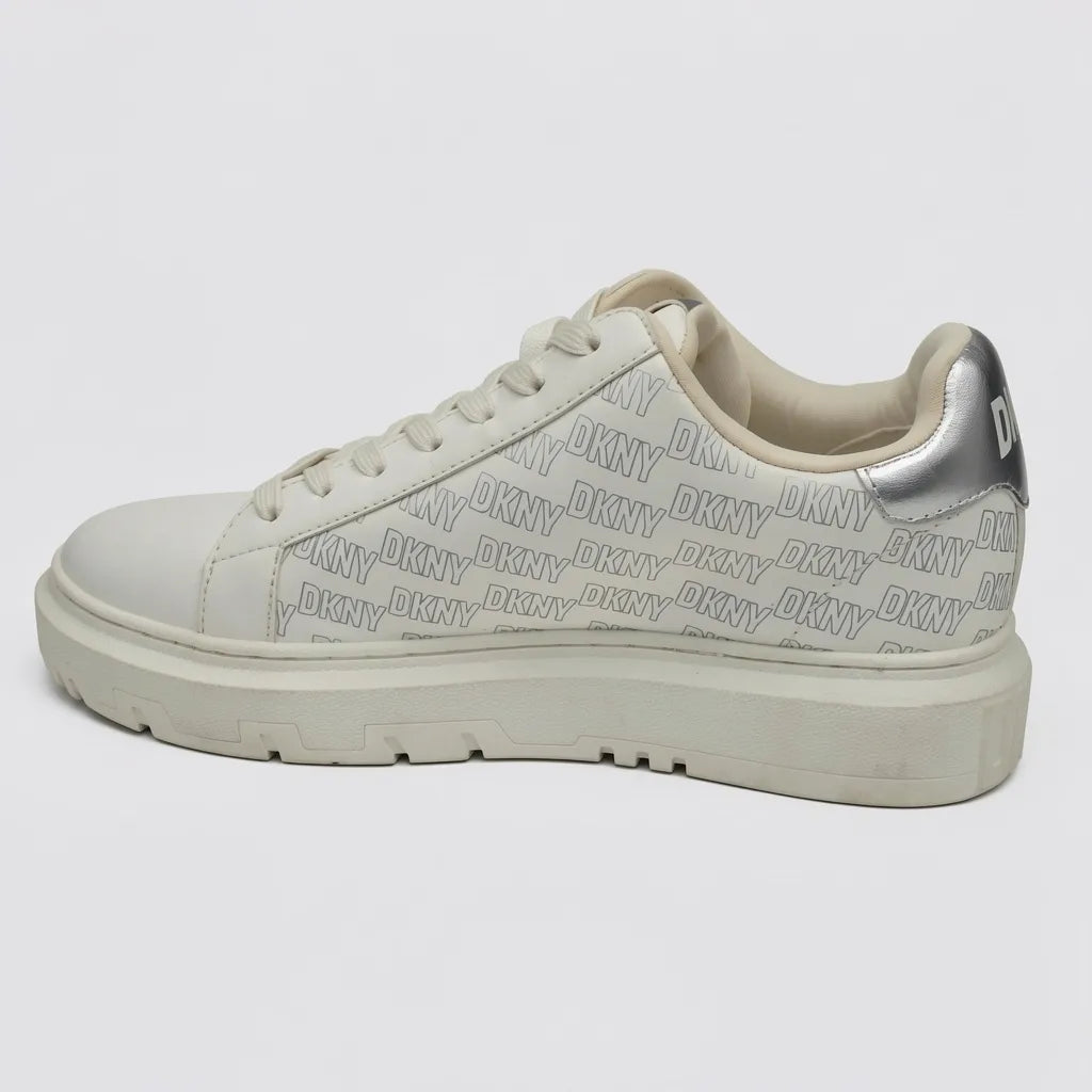 DKNY Tenis Moderno Blanco hueso Detalles Plateado Lateral, Lengüeta y talón Suela Blanco Hueso | Photo Studio AI | 2