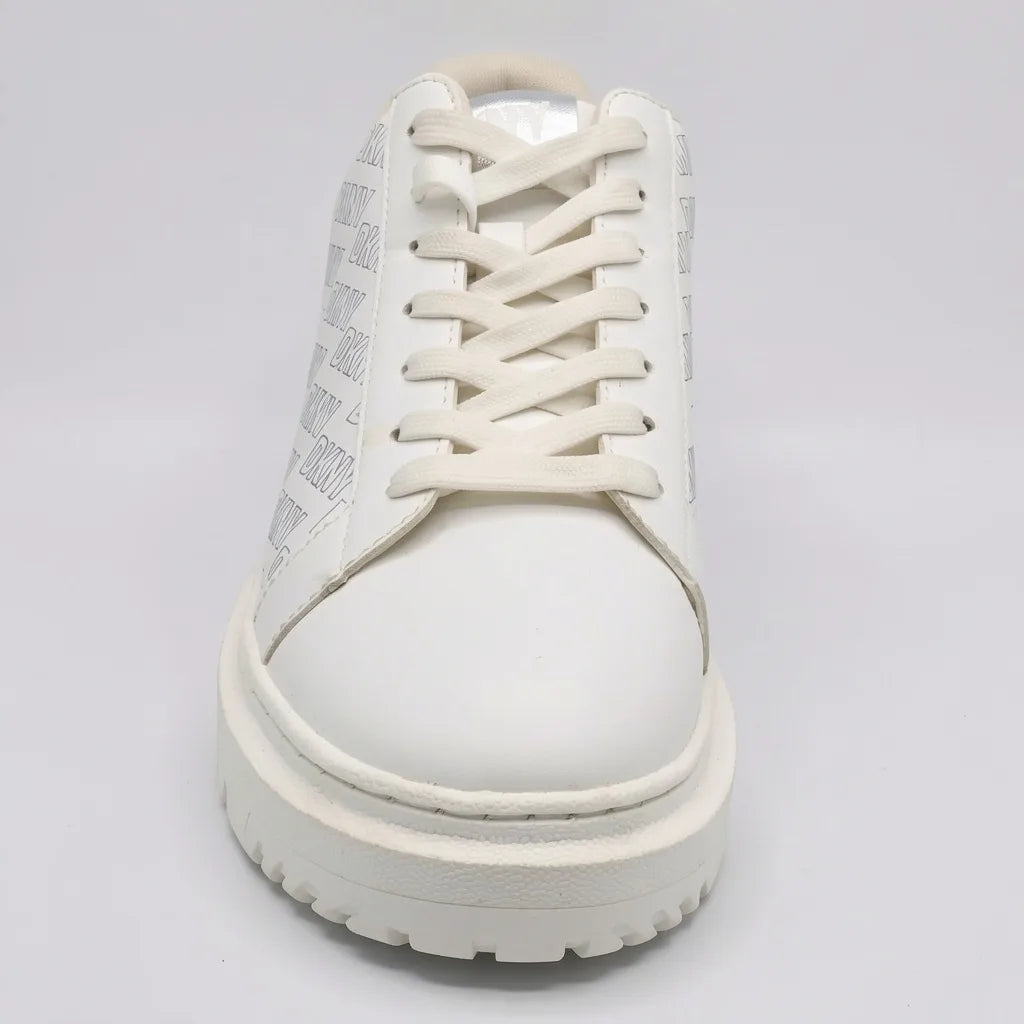 DKNY Tenis Moderno Blanco hueso Detalles Plateado Lateral, Lengüeta y talón Suela Blanco Hueso | Photo Studio AI | 3