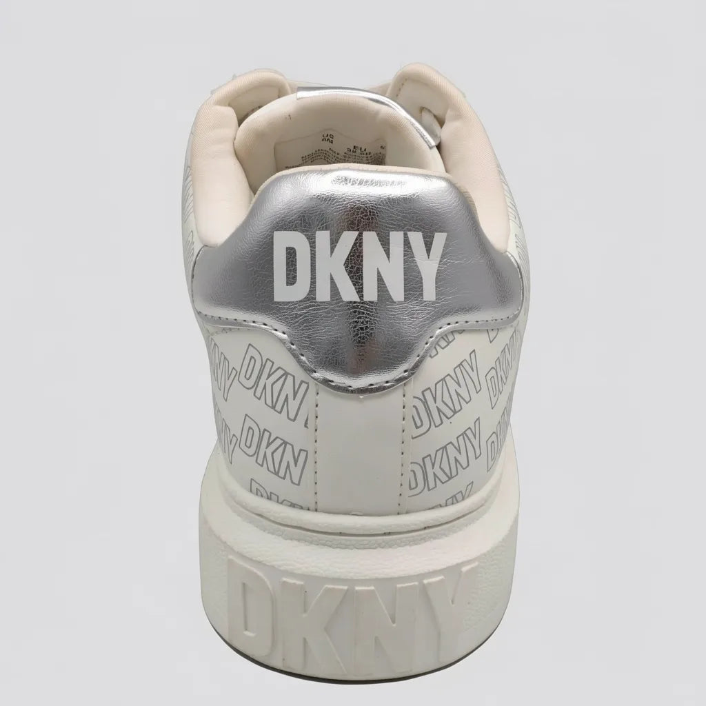 DKNY Tenis Moderno Blanco hueso Detalles Plateado Lateral, Lengüeta y talón Suela Blanco Hueso | Photo Studio AI | 4