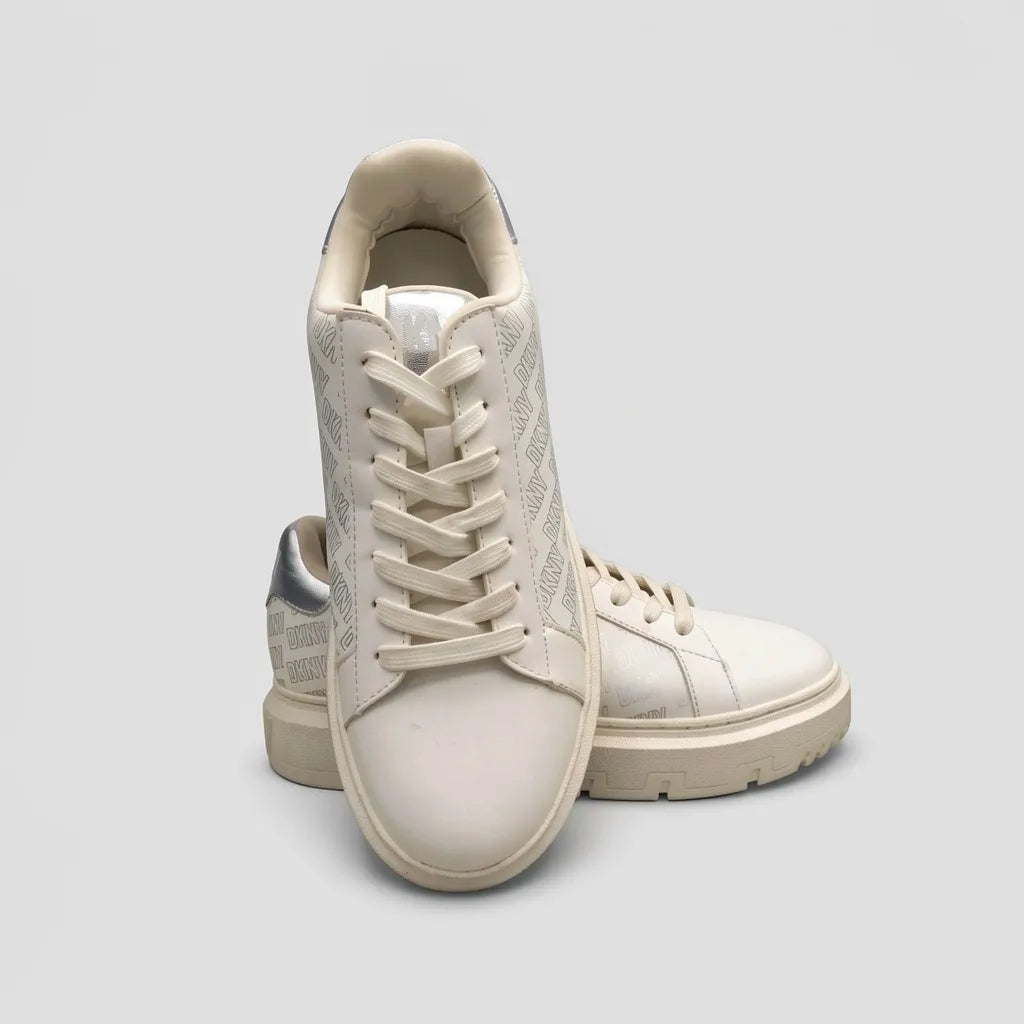 DKNY Tenis Moderno Blanco hueso Detalles Plateado Lateral, Lengüeta y talón Suela Blanco Hueso | Photo Studio AI | 5
