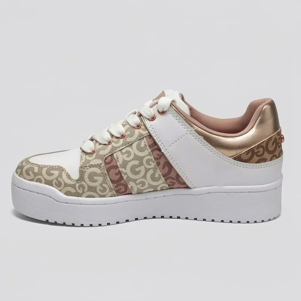 GBG Tenis Moderno Blanco Estampado G Beige/ Rosado Punta, lateral y talón Suela Blanca | Photo Studio AI | 2