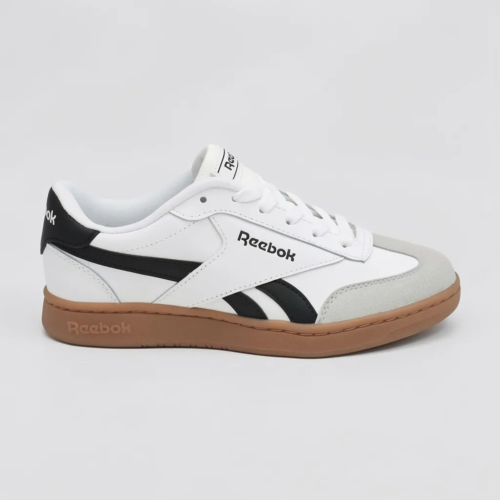 Reebok Tenis Urbano Blanco Franjas / Lineas Negro Lateral y Talón Suela Café | Photo Studio AI | 1