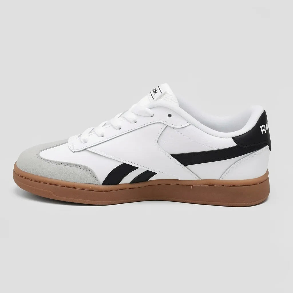 Reebok Tenis Urbano Blanco Franjas / Lineas Negro Lateral y Talón Suela Café | Photo Studio AI | 2